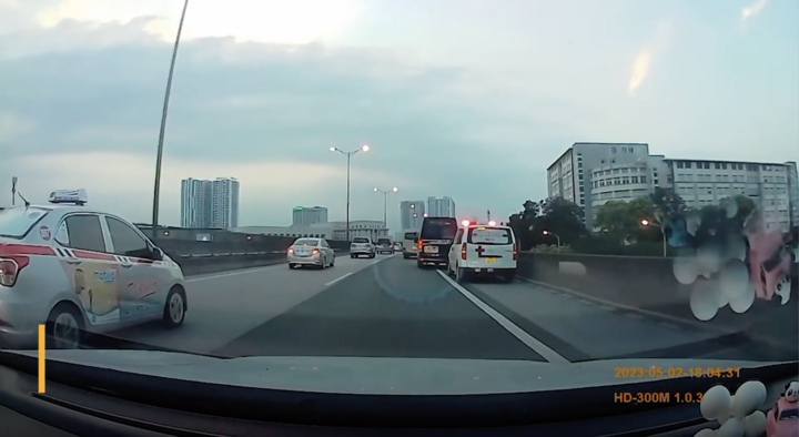 Xe cấp cứu hú còi, tài xế ô tô du lịch chèn ép không cho vượt