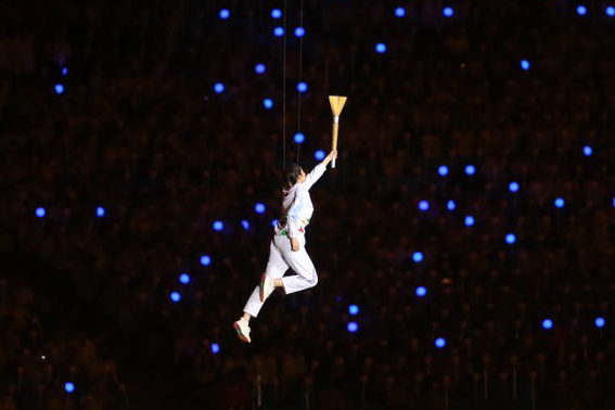 VĐV Campuchia bay lên thắp đài lửa cực chất, pháo hoa rực rỡ khai mạc SEA Games