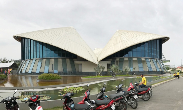 Cách chức Phó Giám đốc Nhà hát Cao Văn Lầu vì nhận tiền ‘chạy’ viên chức