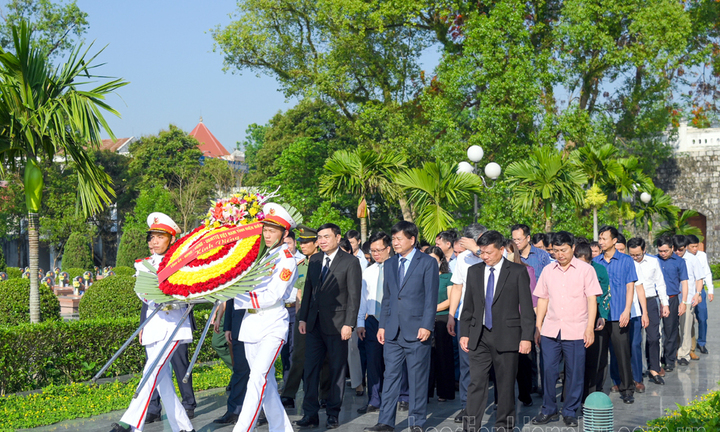 Dâng hương, tưởng niệm liệt sĩ Điện Biên