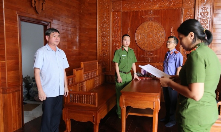 Chôn 25.000 tấn chất thải trái phép, giám đốc công ty môi trường bị bắt