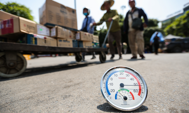 Người bốc vác chật vật mưu sinh dưới cái nắng 'cháy da, cháy thịt' ở Hà Nội