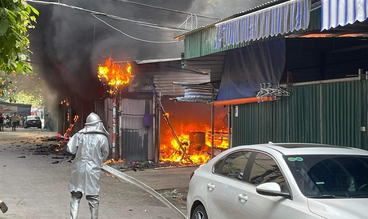 Hà Nội: Bãi trông xe tự phát bốc cháy ngùn ngụt, 5 ô tô bị cháy