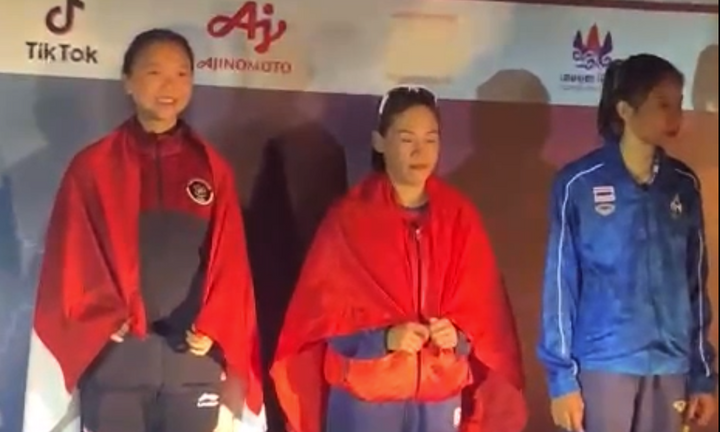 Ban tổ chức SEA Games 32 dùng đèn ô tô chiếu sáng trao giải cho VĐV Việt Nam