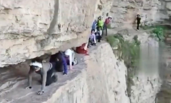 Rùng mình chứng kiến cảnh khách du lịch bò trên vách đá cheo leo