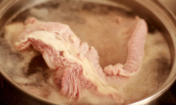 Luộc thịt bằng nước sôi hay nước lạnh mới đảm bảo an toàn?