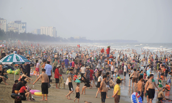 Nắng nóng gay gắt, người dân đổ xô xuống biển Sầm Sơn giải nhiệt