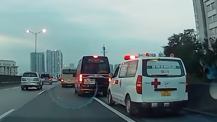 Xe khách chèn ép, không chịu nhường đường xe cứu thương