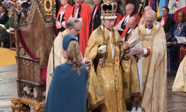 Khoảnh khắc trao vương miện cho Vua Charles III