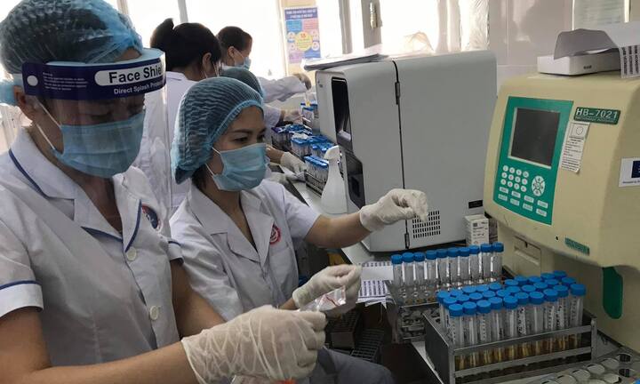 COVID-19 tuần qua: Cả nước ghi nhận hơn 14.000 ca, bệnh nhân thở oxy tăng