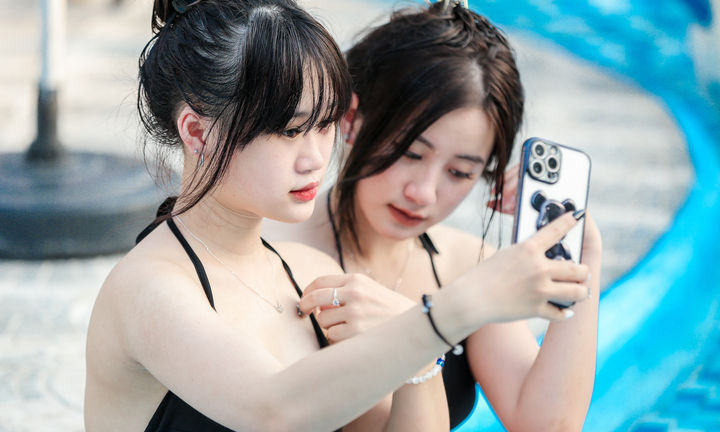 Giới trẻ Hà thành đổ về công viên nước Hồ Tây giải nhiệt ngày nắng nóng kỷ lục