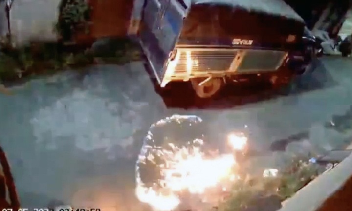 Truy tìm 4 người ném bom xăng, đập phá ô tô giữa đêm khuya