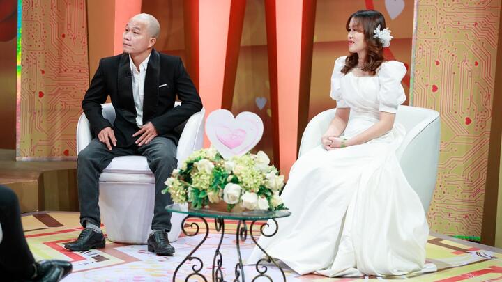 ‘Minh Râu’ với sạp rau 0 đồng lần đầu xuất hiện cùng vợ trên sóng truyền hình