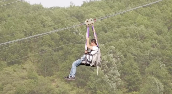 Du khách mắc kẹt trên đường trượt zipline cao 120m 