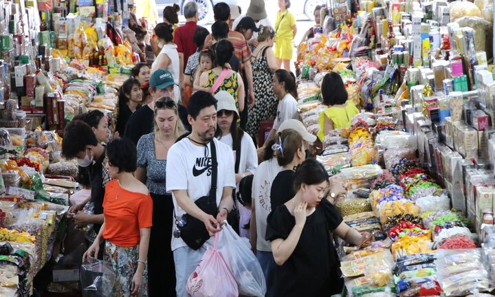 Tấp nập khách nước ngoài tham quan, mua sắm tại 'chợ quốc tế' nổi tiếng Đà Nẵng