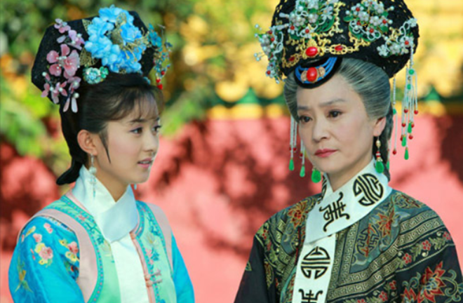 Tại sao trên cổ các phi tần nhà Thanh luôn đeo một dải lụa màu trắng?