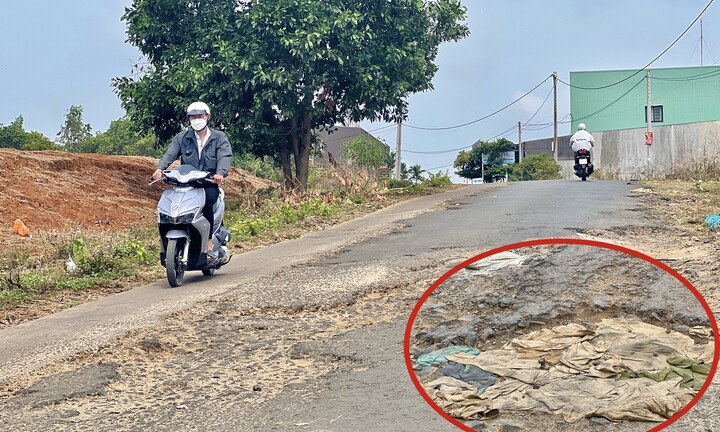 Cận cảnh tuyến đường gần 2km 'vá chằng vá đụp' bằng vải, bao bố ở Gia Lai