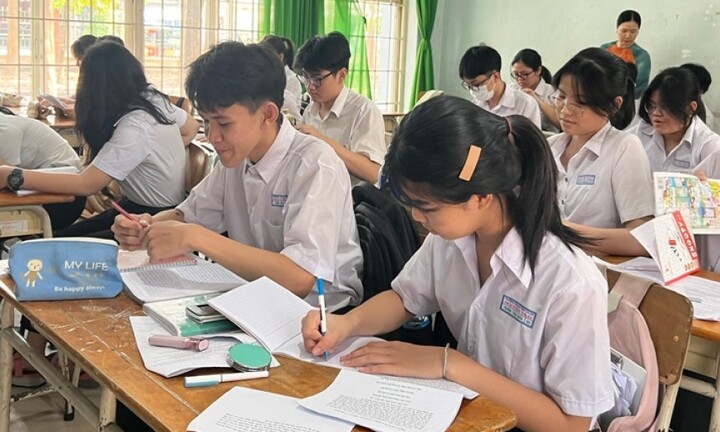 Hai cán bộ trường ở Bình Dương bị khiển trách vì sự cố làm lộ đề thi học kỳ