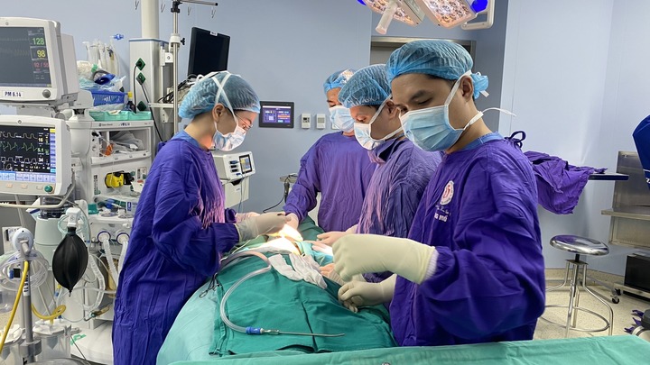 Đến spa nâng ngực, người phụ nữ bị che mắt, tiêm chất lạ