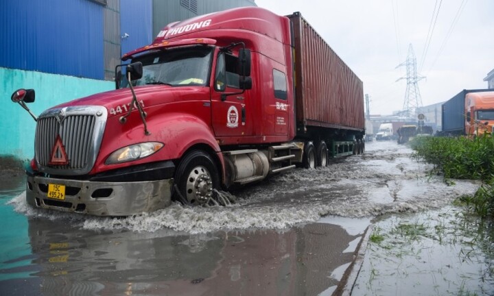 Làng tái chế giấy lớn nhất miền Bắc ngập nước thải sau trận mưa đầu mùa