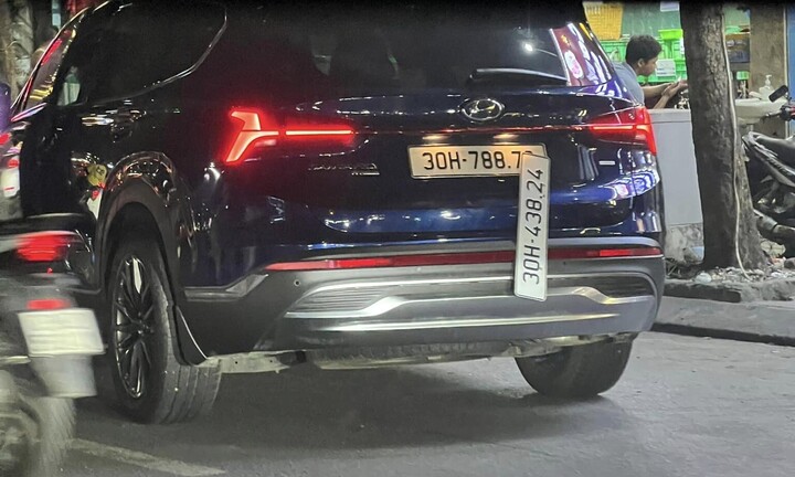 Công an Hà Nội xác minh ô tô Santa Fe đeo 2 biển số