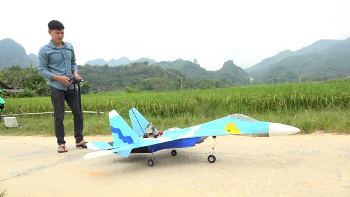 Chàng trai miền núi biến Su-30 thành 'hàng bình dân', thú chơi lành mạnh
