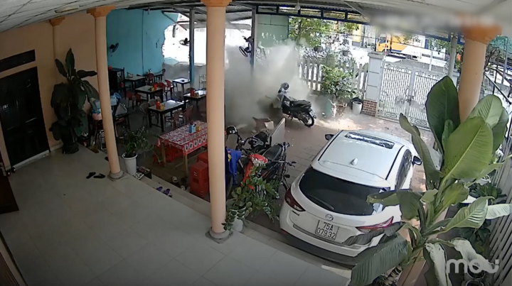 Ô tô lao vào quán ăn ven đường ở Huế