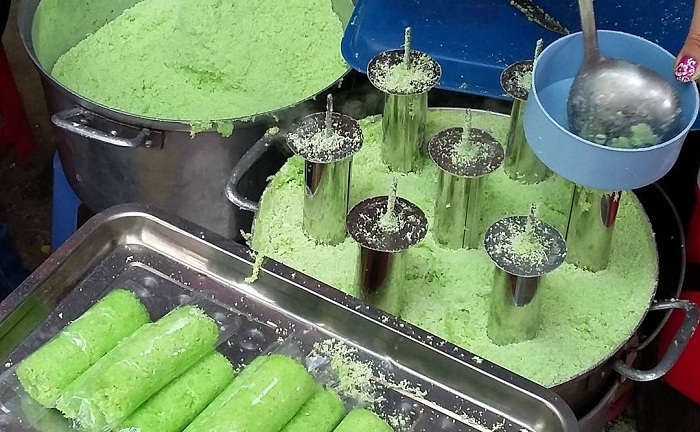 Chợt thèm món bánh ống lá dứa ăn vặt tuổi thơ dân dã một thời