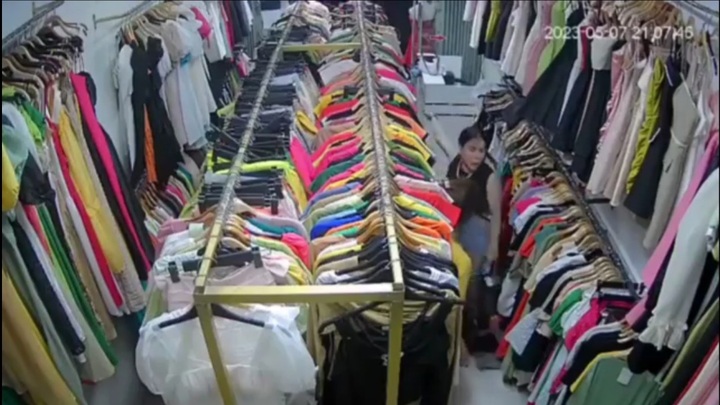 Không chịu đổi hàng sale, nhân viên bán quần áo bị khách đánh túi bụi