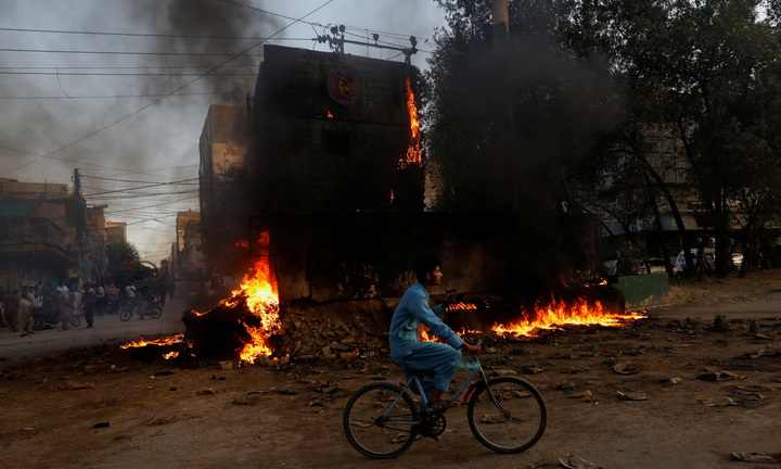 Bạo loạn nổ ra khắp Pakistan sau khi cựu Thủ tướng Imran Khan bị bắt giữ