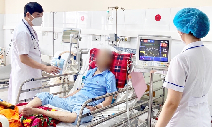 Cụ ông mắc COVID-19 vượt cửa tử ngoạn mục