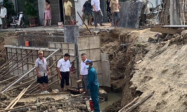 Phú Yên: Sạt lở đất khi đang thi công cầu dân sinh khiến một phụ nữ tử vong