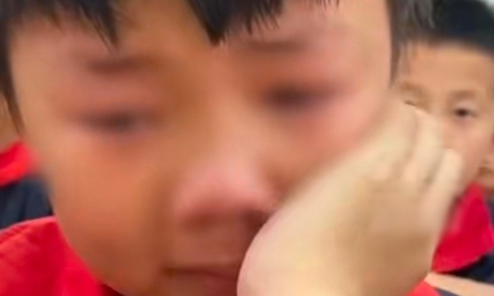 Nam sinh bật khóc khi cô giáo hỏi và sự thật đau lòng phía sau