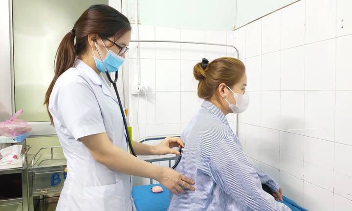 Nhập viện cấp cứu sau khi ăn ve sầu 