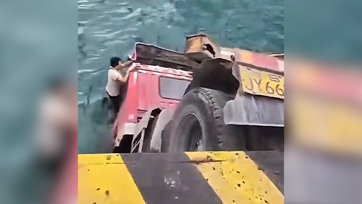 Xe container lao xuống biển, tài xế may mắn thoát chết 