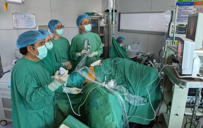 Lần đầu kết hợp 2 kỹ thuật nội soi trong 1 ca phẫu thuật lấy sỏi thận