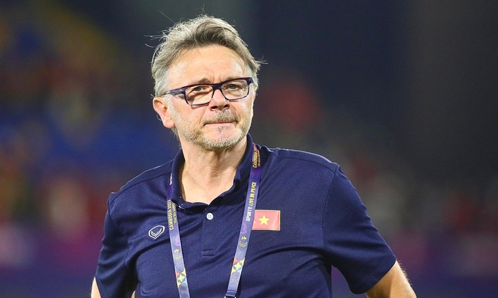 HLV Troussier soi kỹ U22 Indonesia từ khách sạn ra sân đấu