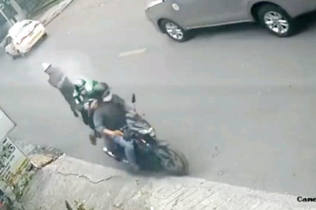 Bị xịt hơi cay, cảnh sát vẫn truy bắt tên trộm ở TP.HCM