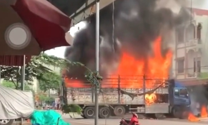 Tài xế dũng cảm lái xe tải đang bốc cháy ngùn ngụt ra khỏi nơi đông người