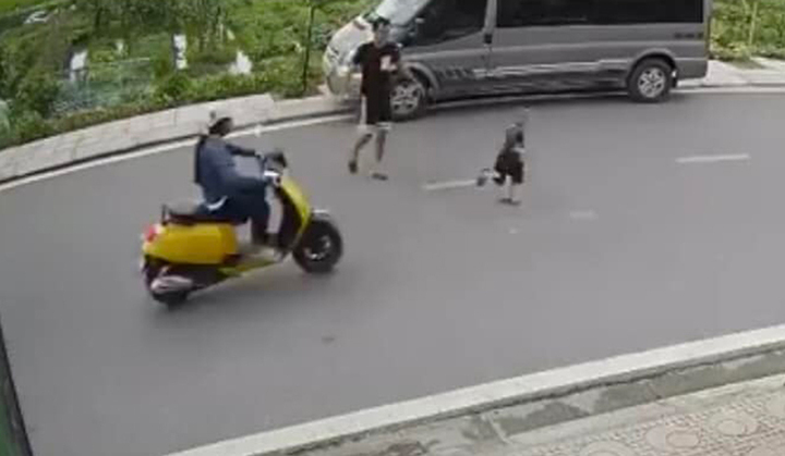 Con nhỏ chạy vụt qua đường bị xe máy tông trúng, người bố lao vào đánh nữ tài xế