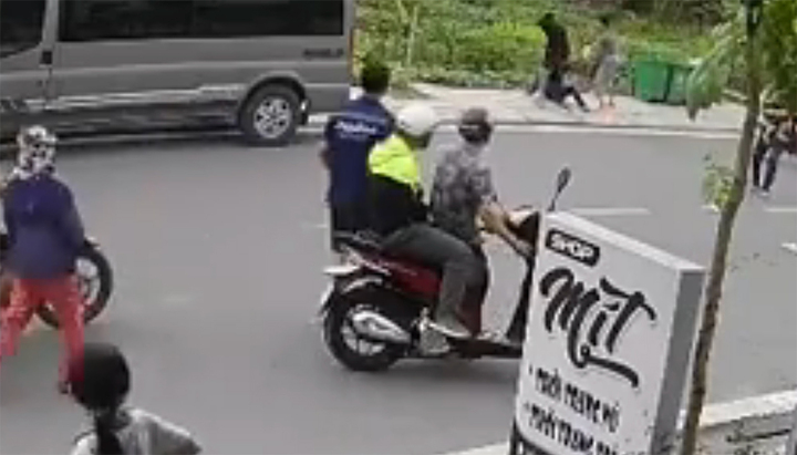 Danh tính cặp vợ chồng đánh nữ tài xế xe máy tông vào trẻ chạy sang đường