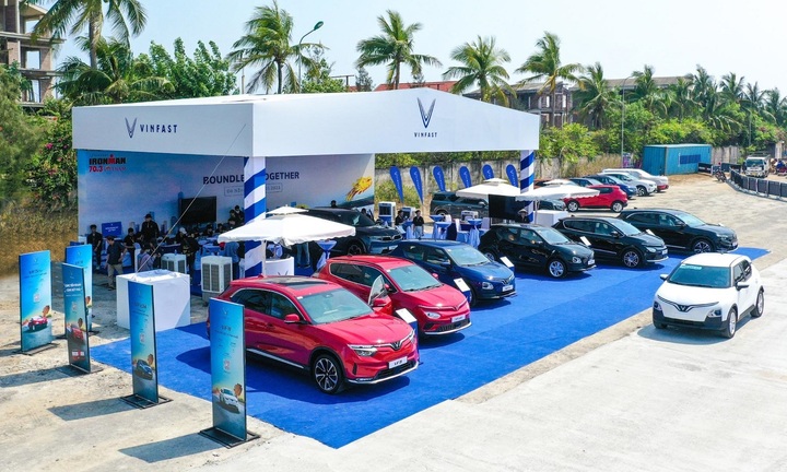 Khách hàng thích thú khi lái thử xe điện VinFast