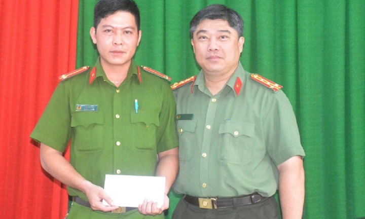 TP.HCM: Khen thưởng cảnh sát bị xịt hơi cay vẫn quật ngã kẻ trộm 