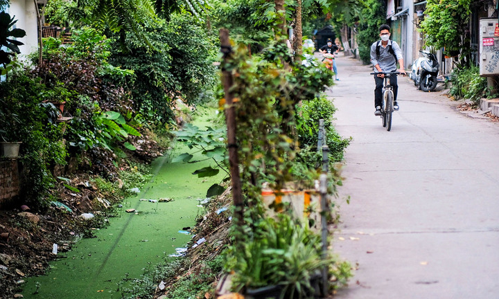 Hàng loạt mương thối bốc mùi giữa Hà Nội, bủa vây người dân