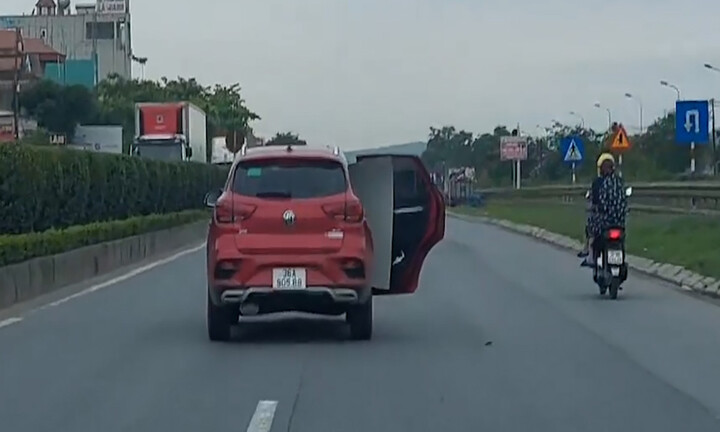 Ô tô con ngang nhiên mở cửa khi đi trên Quốc lộ 1A