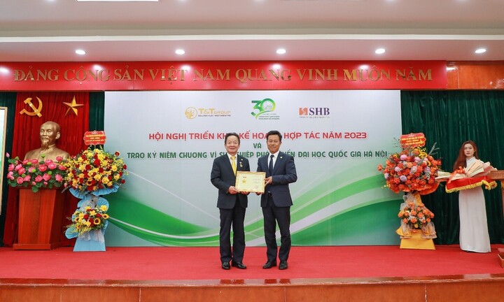 Doanh nhân Đỗ Quang Hiển nhận kỷ niệm chương vì sự nghiệp phát triển ĐHQG Hà Nội