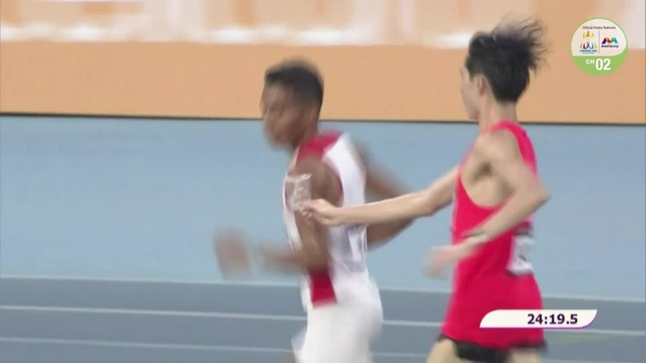 Nể phục VĐV điền kinh đang cạnh tranh gắt gao vẫn giúp đỡ đối thủ