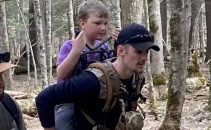 Bé trai 8 tuổi sống sót thần kỳ hai ngày trong rừng nhờ ăn tuyết