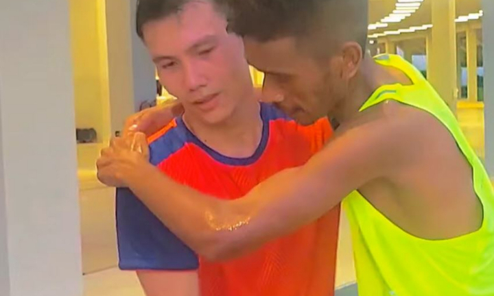 Cảm động VĐV Việt Nam tặng áo cho đối thủ người Timor Leste