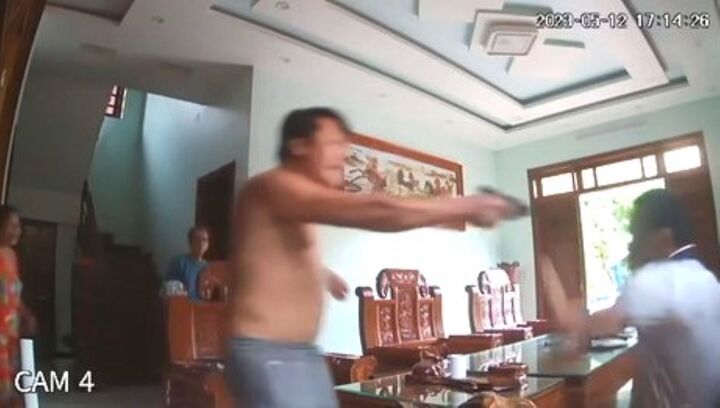 Quảng Bình: Bắt giữ người đàn ông cầm súng vào nhà dân bắn loạn xạ 